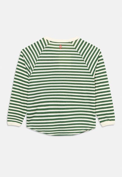 Camicia a maniche lunghe con strisce orizzontali verdi e bianche, maniche raglan e piccolo logo rosso vicino alla scollatura sul retro.