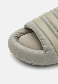 adidas Originals ADILETTE 24 - Iešļūcenes - silver pebble