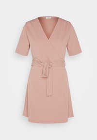 Zavinovací šaty z jemného růžového materiálu, krátké rukávy, véčkový výstřih, s váženým páskem v oblasti pasu. Rovný lem a žádné viditelné vzory nebo akcenty.