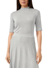 Graues Kurzarm-Oberteil mit Stehkragen. Hergestellt aus einem glatten, glänzenden Stoff, verfügt es über ein figurbetontes Design und einen leichten Schimmer.