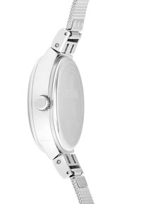 Sidabrinis laikrodis su apvaliu korpusu, tekstūruotu rėmeliu ir tinkliniu dirželiu. Nugarinė dalis graviruota, demonstruojanti minimalistinį dizainą.