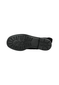 Suela de bota de goma negra con un patrón de superficie texturizada, que presenta profundas ranuras y tacos en forma de cruz para tracción. Tacón plano para estabilidad.