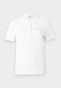 Bílý polo tričko s krátkým rukávem vyrobené z bavlny. Má klasický límec, knoflíkovou légu a vyšívané logo světle fialové barvy na hrudi.