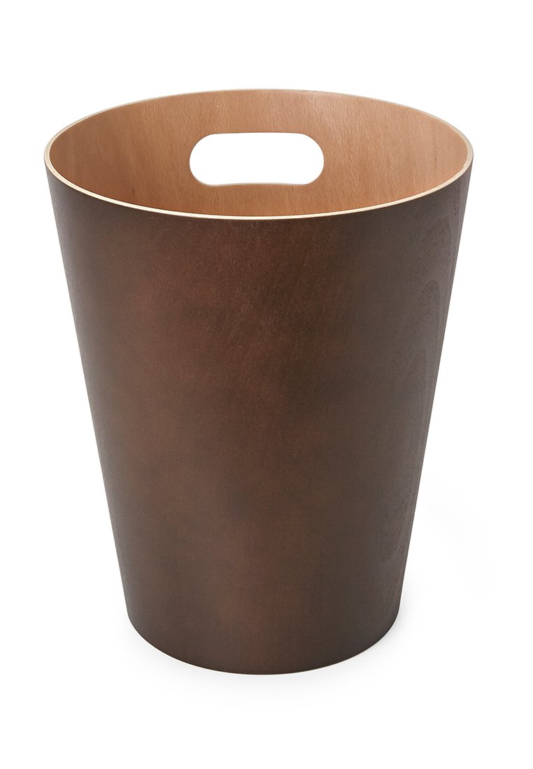 Brauner hölzerner Müllbehälter mit konischer Form, glatter Oberfläche und hellem Holzinneren. Hat eine gewölbte obere Kante und zwei Aussparungen als Griffe.