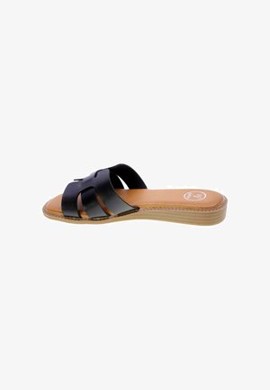 Sandalo nero aperto sulle dita con ampi cinturini, soletta imbottita color cuoio e tacco basso in legno impilato, visto di lato.