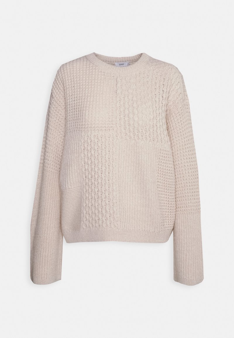 Maglione a maglia beige chiaro con un motivo testurizzato, caratterizzato da un collo rotondo e una vestibilità rilassata. Include tasche frontali e maniche lunghe.