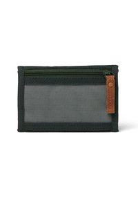 Grünes Stoffportemonnaie mit einer Mesh-Front, Reißverschluss und einem Leder-Akzentanhänger. Texturierte Oberfläche mit genähten Kanten. Kompakte Bauweise.