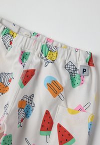 Witte shorts met een kleurrijk patroon van ijsje en fruit, voorzien van een elastische tailleband, zak en een klein merklabel.