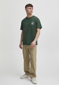 Solid SDGekko - T-shirts print - pineneedle