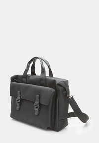 Mustaline must värvi portfell, millel on pealmised sangad, esiküljel klapiga tasku kahe klambri sulguriga ja reguleeritav õlavarre rihm.