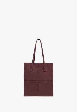 Torba na ramię z bordo skóry, z dwiema długimi uchwytami, o prostokątnym kształcie, gładkiej fakturze i przeszywanym panelem na przodzie.