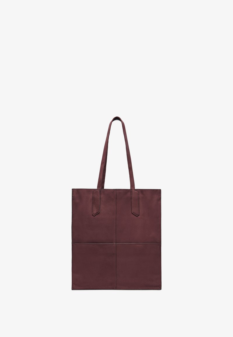 Torba na ramię z bordo skóry, z dwiema długimi uchwytami, o prostokątnym kształcie, gładkiej fakturze i przeszywanym panelem na przodzie.