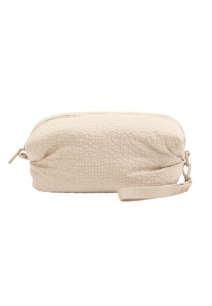 Pochette rectangulaire en tissu beige texturé avec fermeture éclair et sangle de poignet amovible sur un côté.