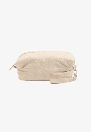 Pochette rectangulaire en tissu beige texturé avec fermeture éclair et sangle de poignet amovible sur un côté.