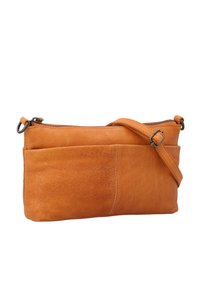 Brun lädercrossbody-väska med dragkedja, med en framficka och justerbar rem. Slät textur och minimalistisk design.
