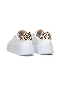 Witte sneakers met een getextureerde haklabel in luipaardpatroon, ronde neus en dikke witte zool, voorzien van vetersluiting en subtiele stikdetails.
