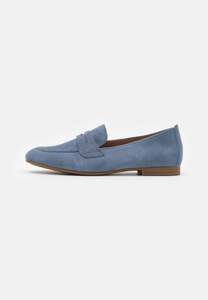 Hellblauer Veloursleder-Loafer mit flacher brauner Sohle und niedrigem Absatz, versehen mit einem klassischen Pennyriemen über der Oberseite.