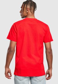 Merchcode COOLEST DAD ROUND NECK - Camiseta estampada - cityred