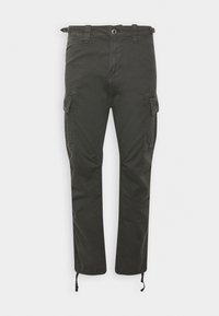 Cargo broek in donkergroene stof met meerdere zakken, een knoopsluiting, riemlussen en verstelbare trekkoorden aan de zoom.