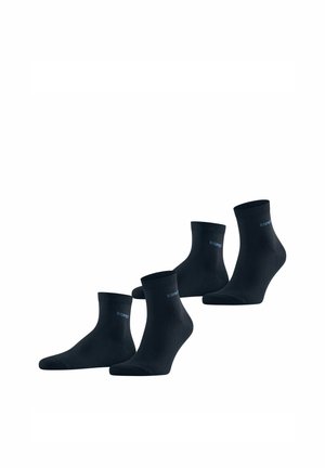Vier paar zwarte enkelsokken met een klein wit logo aan de zijkant, weergegeven op een witte achtergrond.