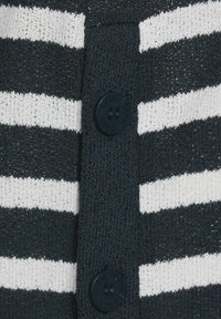 Pletený kardigan s námořnickými a bílými pruhy, se zaobleným černým plastovým knoflíkem na přední straně, strukturovaná tkanina.