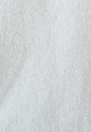 Tessuto grigio chiaro lavorato a maglia con un motivo strutturato, caratterizzato da una superficie morbida e liscia e punti fitti, adatto per abbigliamento o accessori.