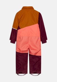 Színblokkos hóruha barna, rózsaszín és bordó színben. Magas gallérral, hosszú ujjakkal, rugalmas mandzsettaikkal és állítható pántokkal a bokán.