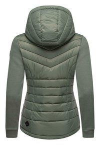 Zelená zateplená bunda s kapucňou, s členeným dizajnom, kontrastným materiálom na rukávoch a logom na dolnej ľavej strane.