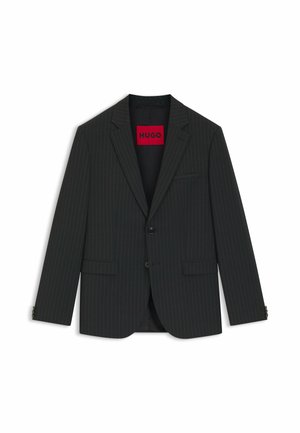 Blazer noir à rayures avec une fermeture à un seul bouton, des revers en pointe, deux poches devant et une étiquette HUGO rouge à l'intérieur.