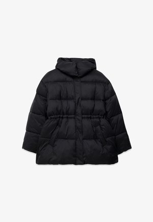 Chaqueta de plumas negra con capucha, que presenta un diseño acolchado, mangas anchas y una cintura ajustada. El material tiene una textura suave y brillante.