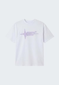 T-shirt blanc à manches courtes avec un graphisme en forme d'étoile violet et un texte stylisé centré sur la poitrine.