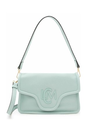 Bolso de hombro de cuero azul claro con cierre de solapa, logo grabado en el frente y correa desmontable con herrajes en tono dorado.