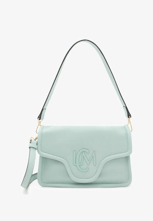 Lichtblauwe leren schoudertas met klepsluiting, geperst logo aan de voorkant en afneembare riem met goudkleurige hardware.