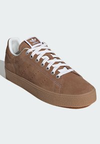 adidas Originals STAN SMITH CS - Tenisice - brown desert   core white   gum