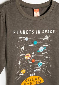Mørkegrå langærmet skjorte med grafikken "Planeter i Rummet", der viser farverige planetillustrationer, hvid tekst og et gult "Solsystem"-logo.