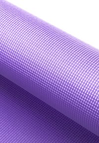 Tappetino da yoga viola con superficie testurizzata a motivo a diamante. Arrotolato, mostra una finitura uniforme e flessibilità. Materiale resistente.