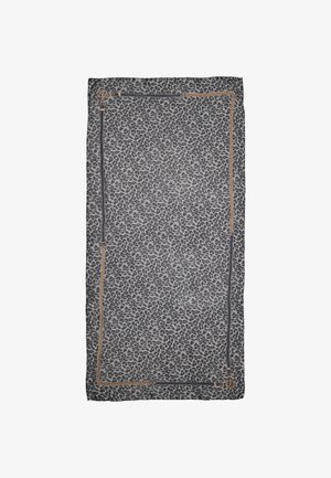 Foulard à imprimé léopard présentant un fond gris avec des taches noires. Les bords affichent une bordure sombre contrastante et des accents de chaîne dorée. Matière douce.