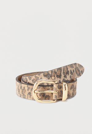 Cinturón de cuero con estampado de leopardo y una hebilla metálica dorada brillante, enrollado sobre un fondo neutro.