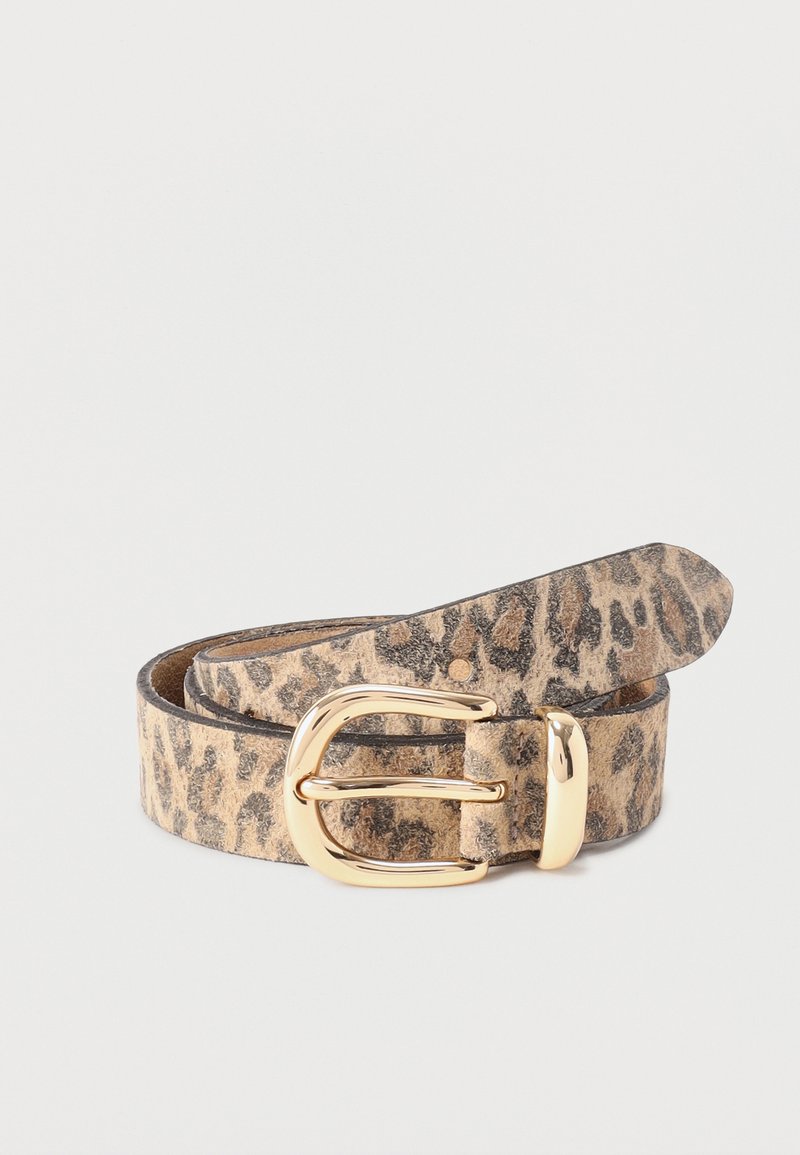 Ceinture en cuir à motif léopard avec une boucle métallique dorée brillante, roulée sur un fond neutre.