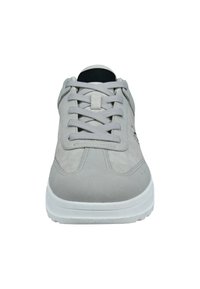 Hellgrauer Sneaker mit einem glatten Wildleder-Obermaterial, runder Zehenform und strukturiertem weißen Gummisohle. Verfügt über flache graue Schnürsenkel und ein klassisches Design.