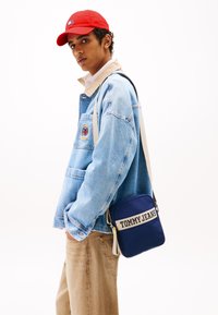 Tommy Jeans RETRO COOL REPORTER - Cross body bag - blue