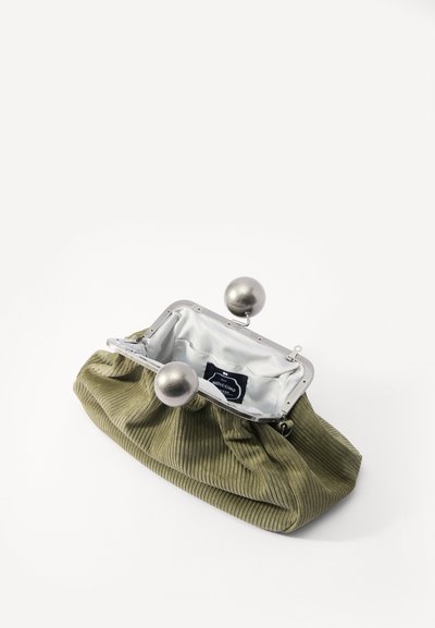 Olijfgroene geribbelde stoffen clutch met zilveren frame en sluiting. Interieur heeft een gestreepte voering. Twee ronde metalen accenten bovenop.