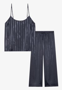 Set da notte in satin scuro composto da un top senza maniche e pantaloni lunghi, entrambi con un motivo a righe verticali e una cintura elastica.