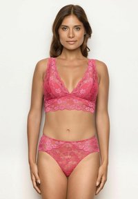 Roze kant bralette en bijpassende ondergoedset met bloemmotieven, geschulpte randen en een delicate textuur. Heeft een V-hals ontwerp.