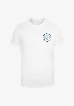 Valge puuvillane T-särk, millel on sinine graafiline kujundus kohvitassidega ja tekst "rohkem espresso, vähem depressiooni". Lühikesed varrukad, ümmargune kaelus.