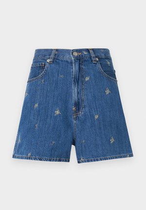 Bermuda in denim di un blu medio con ricami floreali e motivi di farfalle. Caratterizzati da un classico design a cinque tasche e chiusura con bottone.