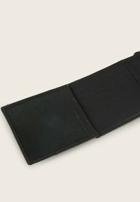 Zwarte portemonnee met een gladde leren textuur, meerdere kaartsleuven en een gaas-ID-pocket. Geopend om het interieur te tonen.