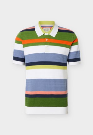 Polo à manches courtes à rayures horizontales vertes, oranges, blanches, bleues, marine et roses, avec un col blanc et une patte de boutonnage.