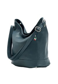 Sac hobo en cuir vert foncé avec un design décontracté, une bandoulière réglable et un petit charme en forme de drapeau italien attaché sur le côté. Surface texturée.