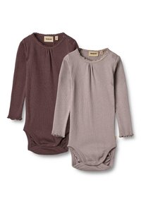 Dwa body z długimi rękawami w ciemnym mauve i jasnym taupe, z falbaniastymi krawędziami i zapięciem na guziki przy szyi. Wykonane z miękkiej, ribbowanej tkaniny.